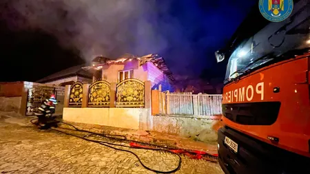 Incendiu puternic în Babadag. Mai multe locuinţe au fost distruse. Focul ar fi fost pus intenţionat