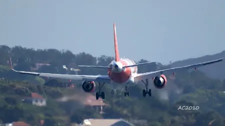 Panică pentru pasagerii unui Boeing 737 la aterizarea în Madeira. Aeronava a fost luată de vânt, piloţii au reuşit cu greu să o aducă la sol VIDEO