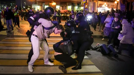 Putin ia măsuri fără precedent. Protestatarii împotriva mobilizării parţiale au fost arestaţi şi recrutaţi chiar în secţiile de poliţie GALERIE FOTO