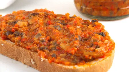 Reţetă de zacuscă ca în Bucovina. Ingredientul secret care dă un gust aparte