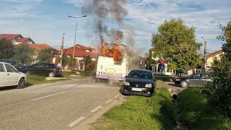 Troleibuz în flăcări la Timişoara. Cei şase pasageri şi şoferul s-au autoevacuat înainte de venirea pompierilor