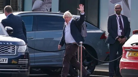 Boris Johnson s-a întors din vacanţa din Caraibe, ca să candideze iar la postul de premier. Pantalonii aproape picau de pe el când a salutat mulţimea FOTO