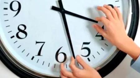 România trece la ora de iarnă. Sâmbătă spre duminică vom dormi cu o oră mai mult
