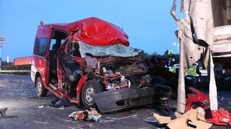 Carnagiu pe şosea, accident horror vineri seară. Microbuz spulberat de TIR, două persoane au murit pe loc