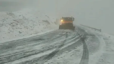 Ninsori şi viscol la munte. Circulaţie îngreunată pe mai multe drumuri