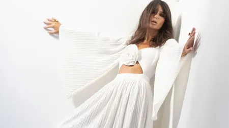 Dana Budeanu, apariţie spectaculoasă într-o rochie albă. Urmează să facă un anunţ creatoarea de modă?