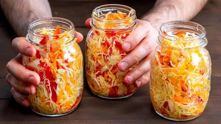Rețetă de varză murată la borcan! Un preparat ideal pentru iarnă