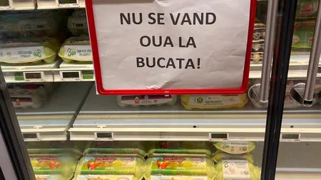 Imaginea sărăciei! Românii umblă în caserolele cu ouă din supermarketuri ca să cumpere câte un ou. Magazinele pun afişe de avertizare pentru clienţi