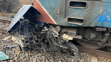 Accident grav la Bacău. O maşină a fost târâtă 400 m de un tren