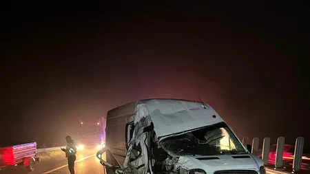 Şapte persoane rănite după coliziunea dintre un microbuz şi un TIR pe autostrada A1