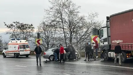 Accident grav pe DN 6! O femeie a murit şi un bărbat este rănit după un impact frontal între o mașină și un TIR