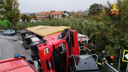 Un camion condus de un român a strivit o ambulanță. Pacientul și șoferul salvării au murit