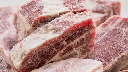Cum dezgheţi carnea în câteva minute. Trucuri fabuloase pe care orice gospodină ar trebui să le cunoască