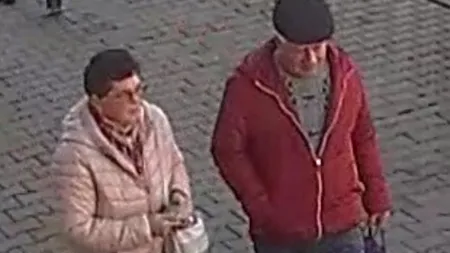 Ei sunt pensionarii care au găsit 1.900 de lei uitați într-un bancomat și au fugit cu ei. Polițiștii cer ajutorul populației pentru a-i identifica