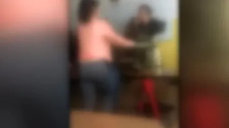 Mama unei eleve din Botoșani, care a bătut doi colegi ai fiicei sale și pe directorul școlii, ajunge după gratii