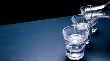 Secretul pe care fiecare gospodină e musai să îl cunoască. Ce se întâmplă dacă pui în frigider un pahar cu vodcă