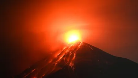 Vulcanul Fuego din Guatemala a erupt. Principalul aeroport din țară a fost închis