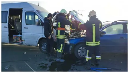 Incident grav în Arad! 13 persoane au fost implicate într-un accident dintre microbuz și o mașină. Cinci oameni au ajuns la spital