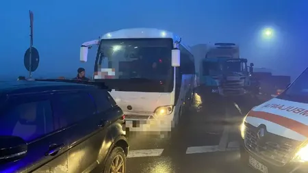 Accident cu un microbuz, un TIR şi un autoturism pe DN2. Mai multe persoane au ajuns la spital