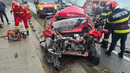 Tată şi fiu, morţi în accidentul de pe DN 6 în Mehedinţi. O Dacia Logan s-a transformat într-un morman de fiare după impactul frontal cu un camion