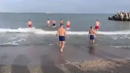 Baie în mare în decembrie, cu 14 zile înainte de Crăciun VIDEO