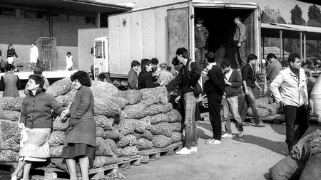 Fotografia de dinainte de 1989 care face furori pe internet. Ce făceau elevii, de fapt, când erau trimiși la practică agricolă