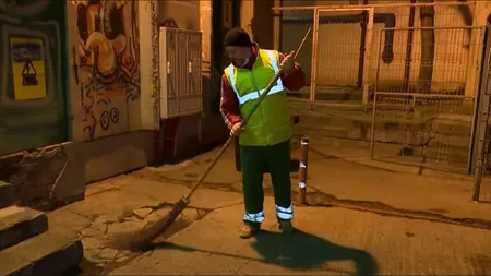 Povestea incredibilă a unui măturător: merge zilnic 20 de kilometri pe jos pentru a ajunge la muncă