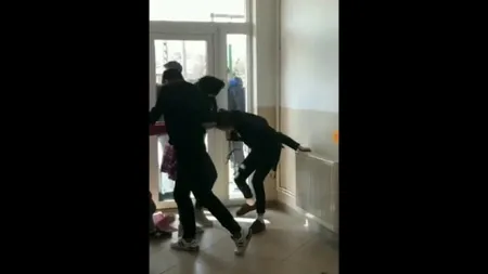 Două eleve de clasa a V-a au bătut o colegă. Incident grav într-o școală din Câmpina