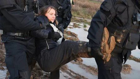 Greta Thunberg a fost reţinută de poliţie după arestarea lui Andrew Tate. Cei doi au avut un schimb viral de replici pe internet VIDEO
