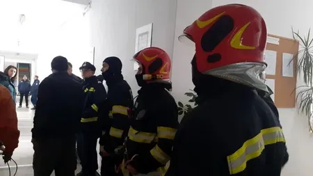 Incendiu la un liceu din Bacău după ce câțiva copii s-au jucat cu focul. Peste 260 de elevi și profesori au fost evacuați