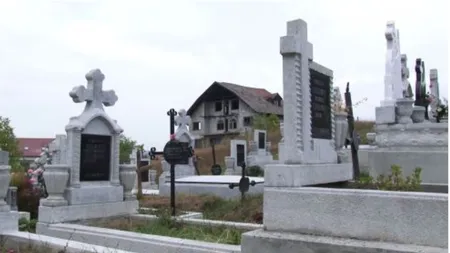Cimitir transformat în ring de lupte. S-au luat la bătaie cu lopeți, ciocane, macete și bâte în timpul unei înmormântări