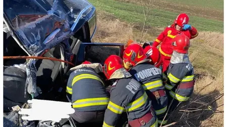 Accident grav în Alba, o adolescentă fără carnet a făcut praf maşina furată de la părinţi. Carambol şi în Argeş, cu maşina poliţiei