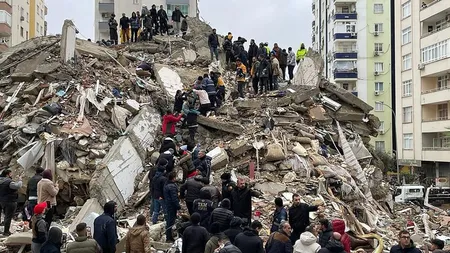 Imagini impresionante după cutremurul din Turcia. Un tată îşi ţine de mână fiica moartă, prinsă sub dărâmături