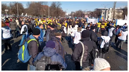 Protest în fața Guvernului. Profesorii își strigă nemulțumirile în stradă - salariile mici, lipsa personalului, condițiile de muncă