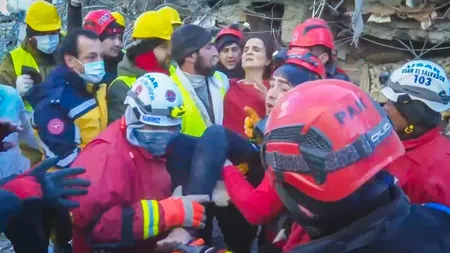 Miracole după cutremur: O femeie şi un copil de cinci ani au fost scoşi în viaţă de sub dărâmături, după aproape o săptămână. VIDEO