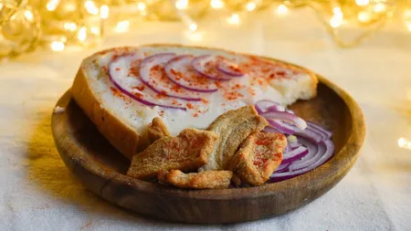 „Mâncarea săracului” pe care nu oricine și-o permite. Cât costă o felie de pâine cu untură de porc, într-un restaurant din Cluj