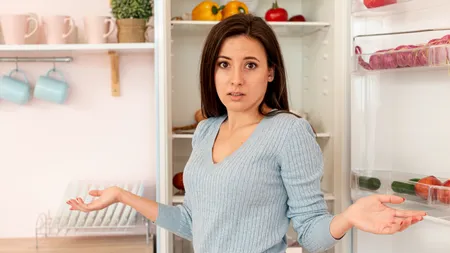 De ce să pui un ziar în frigider. Este un truc genial pe care ar trebui să-l ştie orice gospodină. Ce se întâmplă dacă pui şi dafin!