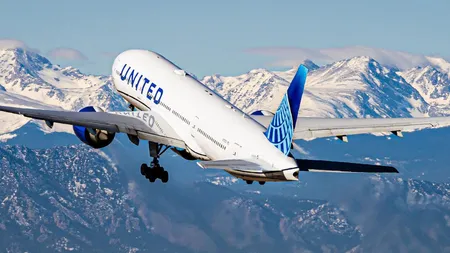 Panică generală într-un avion! Un pasager nervos a lovit un însoțitor de bord în încercarea de a deschide ușa de urgență