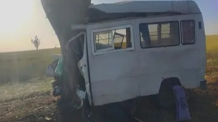 Accident grav: 5 morţi şi 27 de răniţi, după ce un şofer a pierdut controlul unui microbuz şi s-a izbit violent de un copac