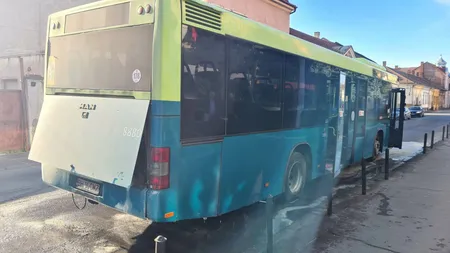 Un autobuz a luat foc în mers. Călătorii au reușit să se autoevacueze