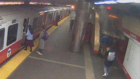 Tavanul metroului din Massachusetts s-a prăbuşit chiar când ieşeau călătorii VIDEO