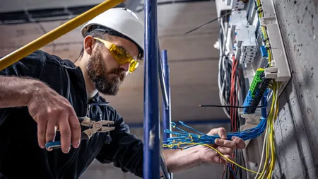 Câți bani ia un electrician în România. E printre cele mai căutate meserii de pe piața muncii