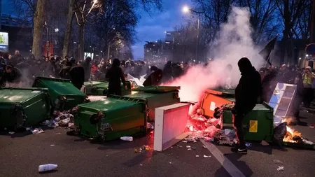 Proteste masive în Franţa după ce moţiunea de cenzură a picat la limită VIDEO