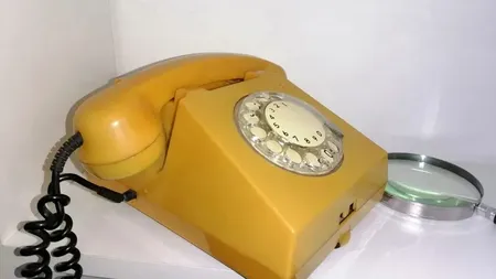 Cu cât se vinde celebrul telefon cu disc din anii '80. Poţi încasa bani frumoşi dacă ai unul acasă!