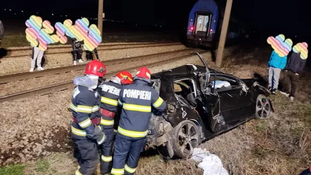 Un tânăr a scăpat cu viață ca prin minune după ce mașina lui a fost lovită de tren