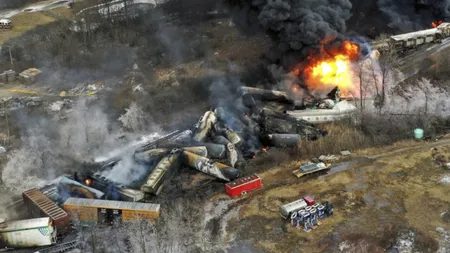 Un tren ce transporta etanol a deraiat în SUA. Populaţia din zonă a fost evacuată