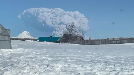 Erupţie vulcanică de proporţii în Rusia. Autorităţile au emis o alertă aviatică de nivel maxim