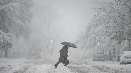 Meteorologii au emis cod roșu de ninsori, lapoviță și ploi înghețate. Transporturile rutiere și aeriene vor fi afectate