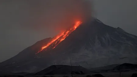 COD ROŞU de aviaţie înainte de Paşte după erupţia unui vulcan VIDEO