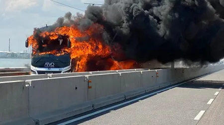 Un autocar cu pasageri a explodat după ce a luat foc din mers, în Italia VIDEO